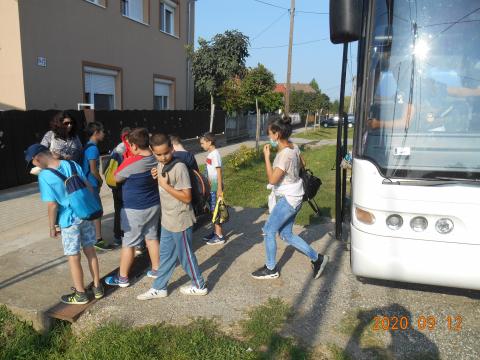 A gyerekek szállnak le a buszról, megérkeztek Jutába.